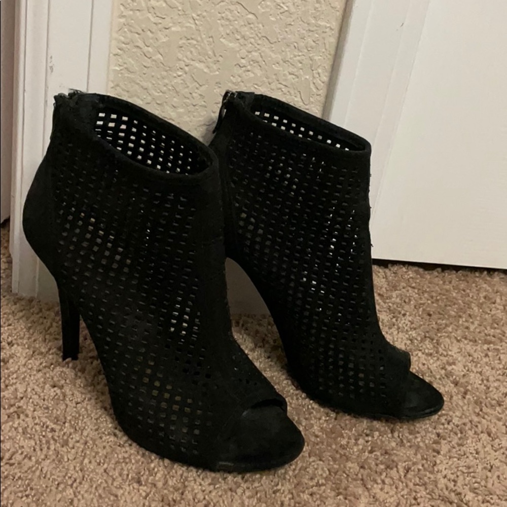 Chinese laundry laser cut heels